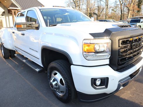 Used 2018 GMC Sierra 3500 Denali w/ Duramax Plus Package image 3