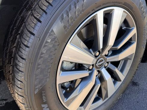 Used 2025 Nissan Pathfinder SL image 31