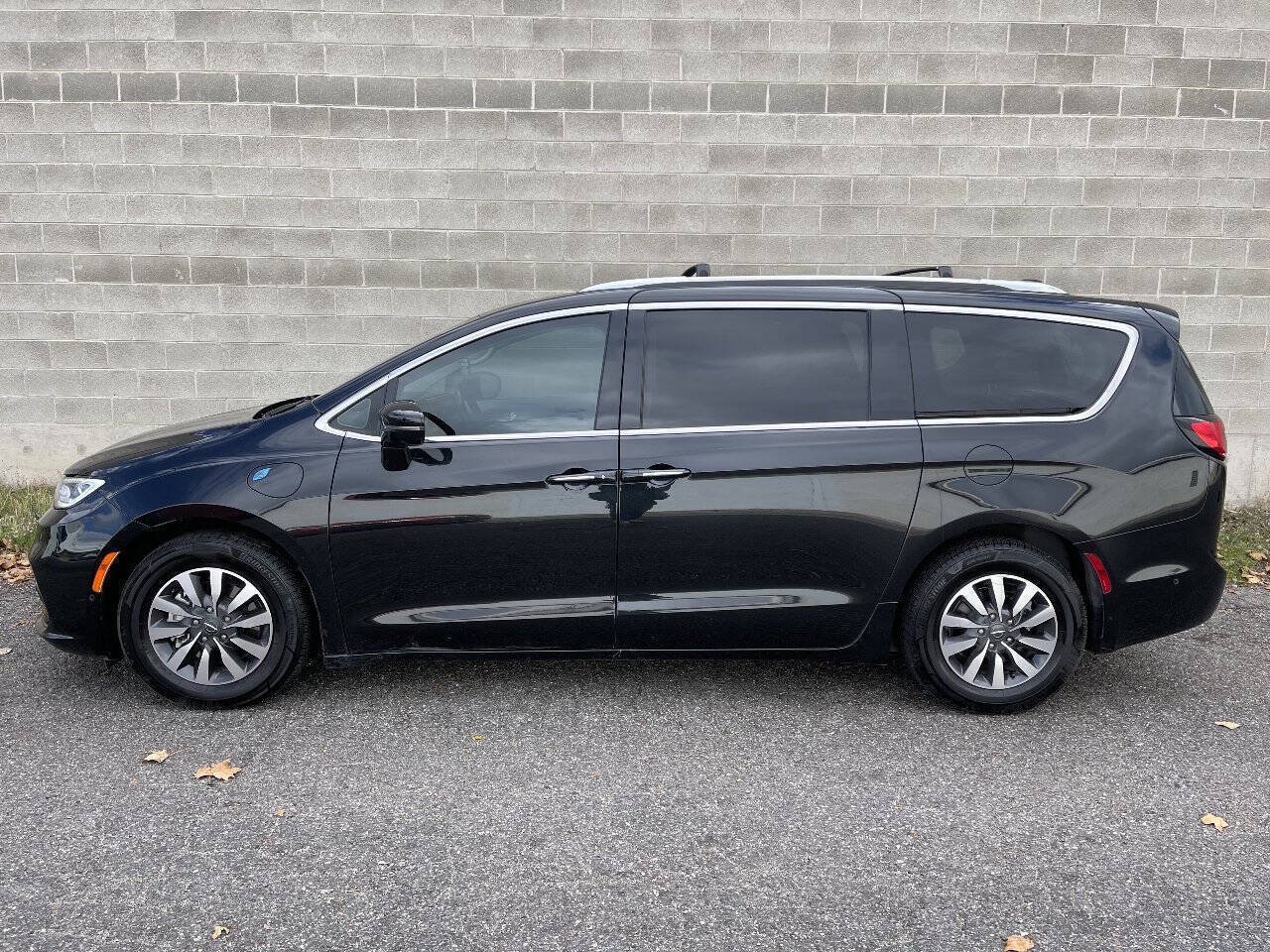 Used 2021 Chrysler Pacifica Touring-L FWD image 9