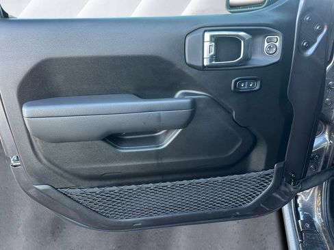 Used 2025 Jeep Wrangler Rubicon image 12