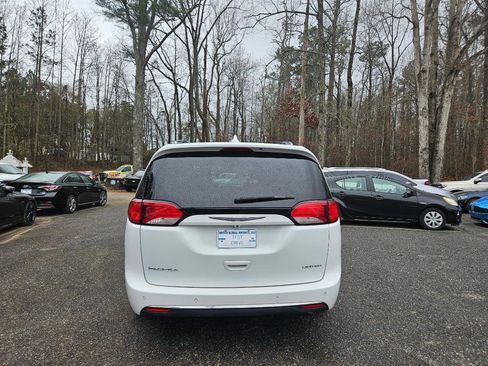 Used 2017 Chrysler Pacifica Limited image 8