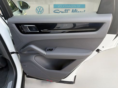 Used 2023 Porsche Cayenne Platinum Edition image 31