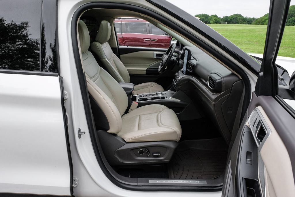 Used 2020 Ford Explorer Platinum w/ Premium Technology Package AWD/4WD image 40