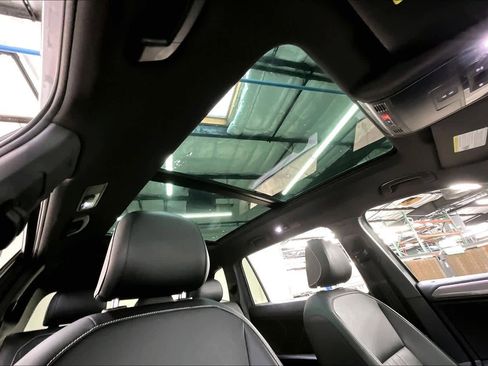 Used 2022 Volkswagen Tiguan SE R-Line image 24