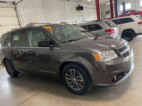 Used 2017 Dodge Grand Caravan SXT FWD image 5