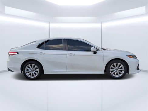 Used 2018 Toyota Camry LE image 2