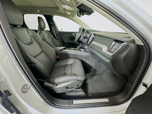 Used 2025 Volvo XC60 B5 Plus image 32