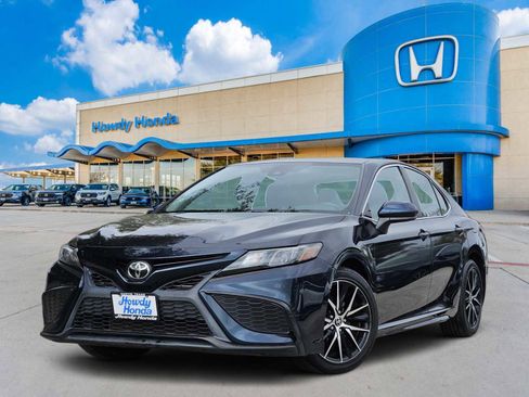 Used 2021 Toyota Camry SE image 1