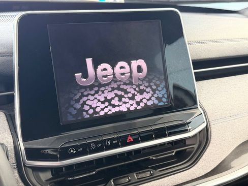 Used 2025 Jeep Compass Latitude w/ Sun & Sound Group AWD/4WD image 18