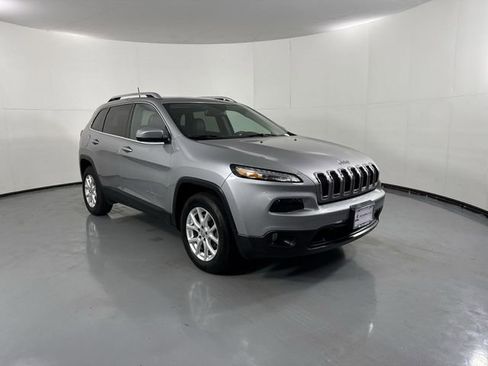 Used 2018 Jeep Cherokee Latitude Plus w/ Cold Weather Group AWD/4WD image 3