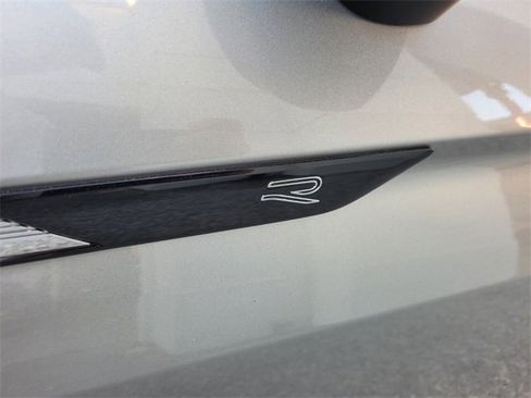 Used 2023 Volkswagen Tiguan SE R-Line image 3