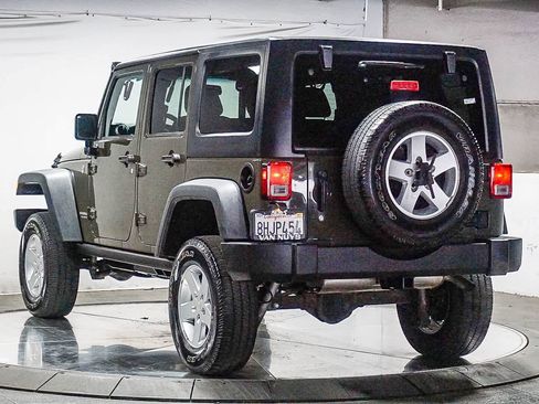 Used 2016 Jeep Wrangler Unlimited Rubicon w/ Connectivity Group image 8