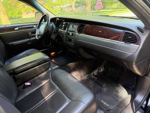 Used 2006 Lincoln Town Car Signature L RWD image 17