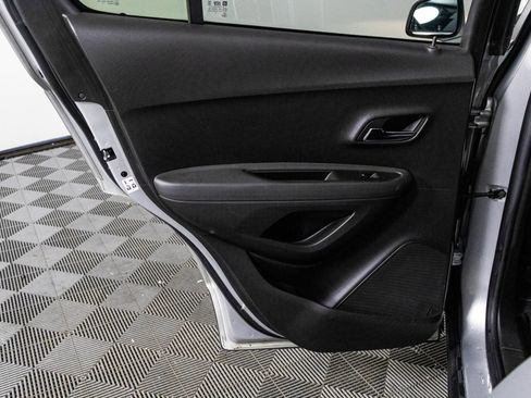 Used 2017 Chevrolet Trax LT w/ LT Convenience Package image 21