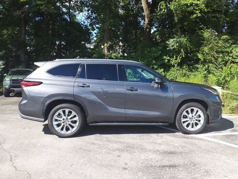 Used 2023 Toyota Highlander Limited FWD image 8