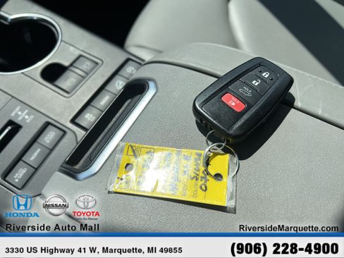 Used 2021 Toyota Highlander XLE AWD/4WD image 29