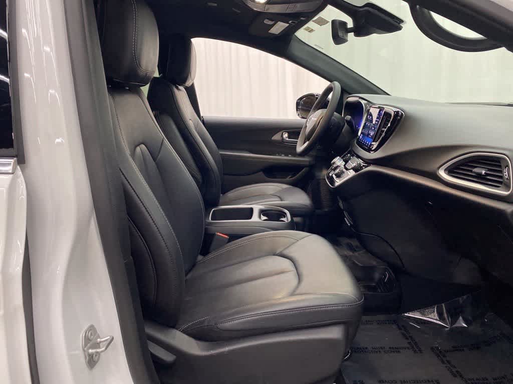 Used 2025 Chrysler Pacifica Select FWD image 17
