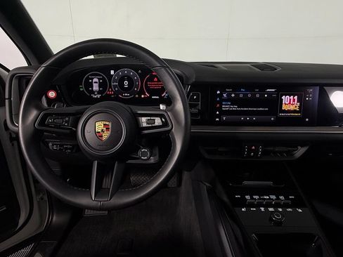 Used 2024 Porsche Cayenne AWD/4WD image 12