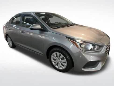 Used 2022 Hyundai Accent SE FWD image 2