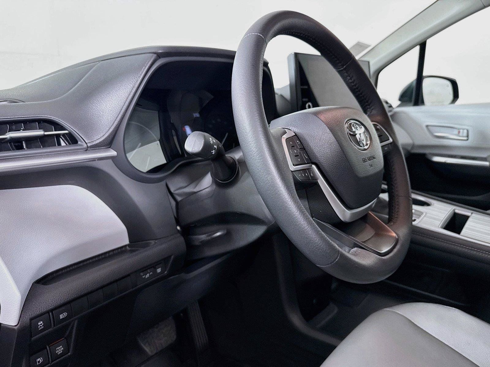 Certified 2026 Toyota Sienna XLE FWD image 4