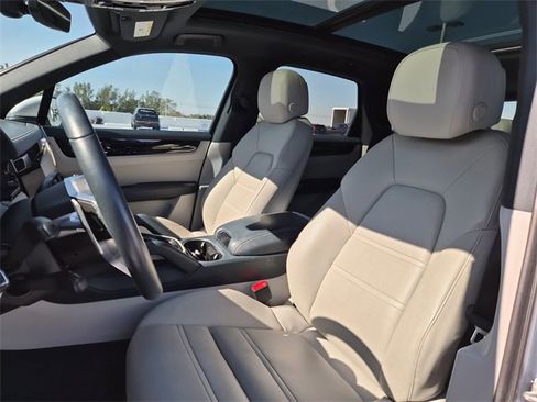 Used 2022 Porsche Cayenne Platinum Edition image 16