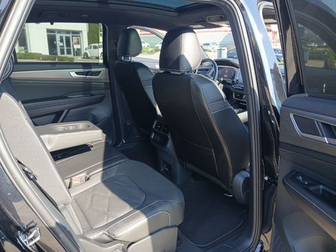 Certified 2024 Volkswagen Atlas Cross Sport SE AWD/4WD image 23