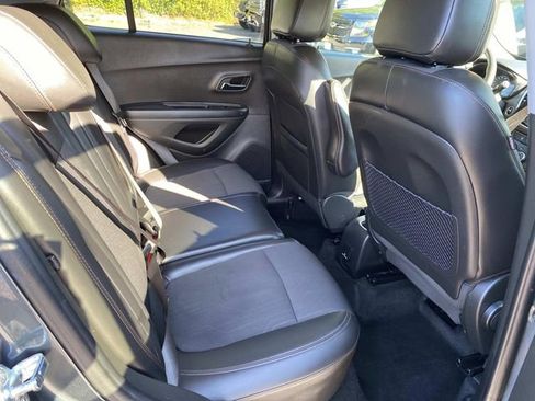 Used 2022 Chevrolet Trax LT w/ LT Convenience Package image 16