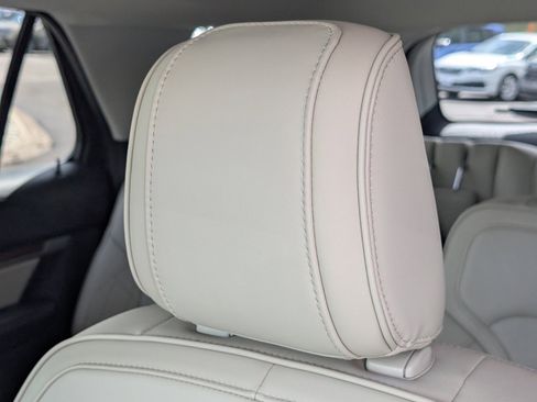 Used 2018 Ford Explorer Platinum AWD/4WD image 12