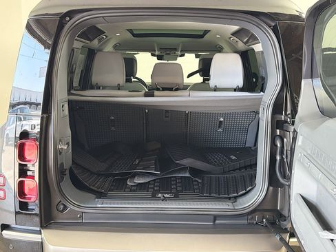 Certified 2025 Land Rover Defender 110 X-Dynamic SE AWD/4WD image 30