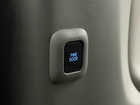 Used 2017 Toyota Sienna XLE image 22