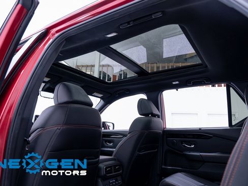 Used 2025 Honda Pilot TrailSport image 27