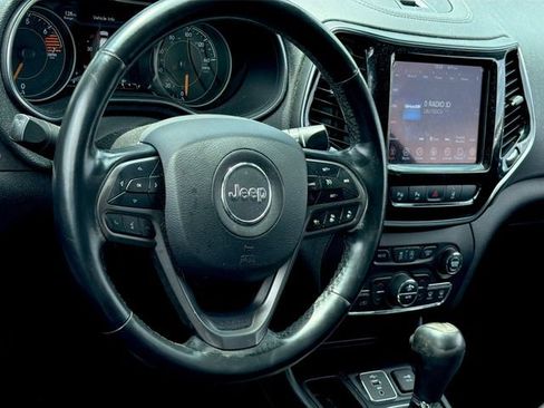 Used 2019 Jeep Cherokee Limited w/ Technology Group FWD image 9