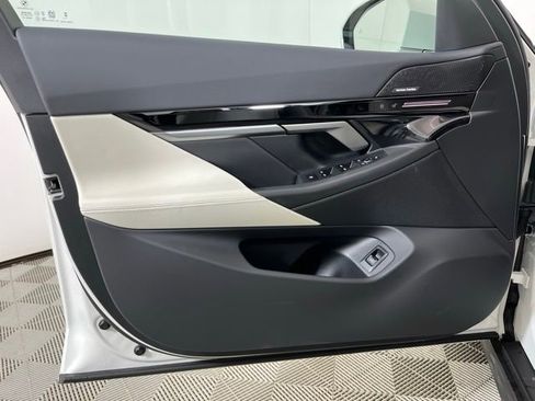 Used 2025 BMW 530i xDrive w/ Premium Package image 10