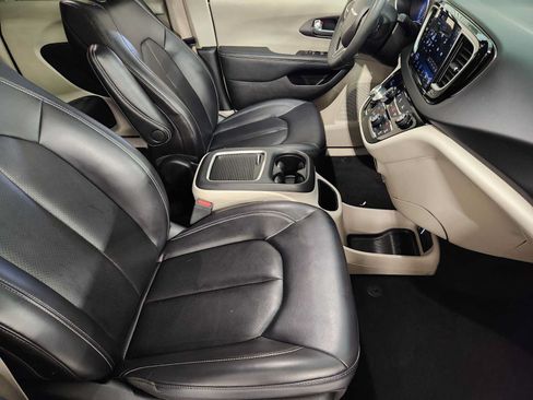 Used 2023 Chrysler Pacifica Touring-L FWD image 3