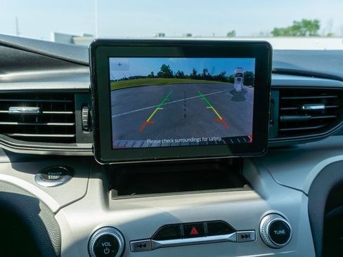 Used 2023 Ford Explorer XLT image 24