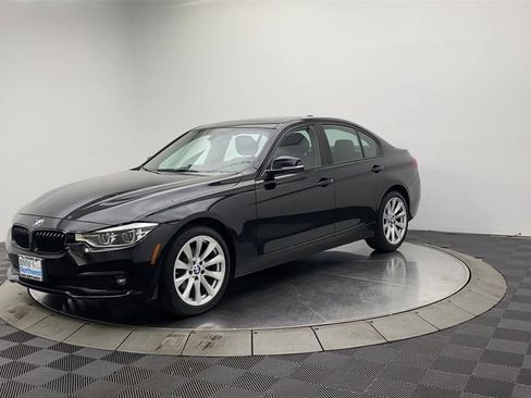 Used 2018 BMW 320i xDrive 320i xDrive w/ Sport Package image 3