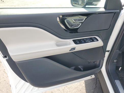 New 2026 Lincoln Aviator AWD image 8