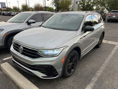Used 2022 Volkswagen Tiguan SE R-Line AWD/4WD image 2