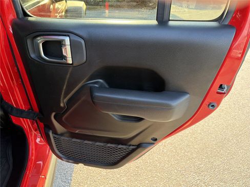 Used 2025 Jeep Wrangler Willys image 14