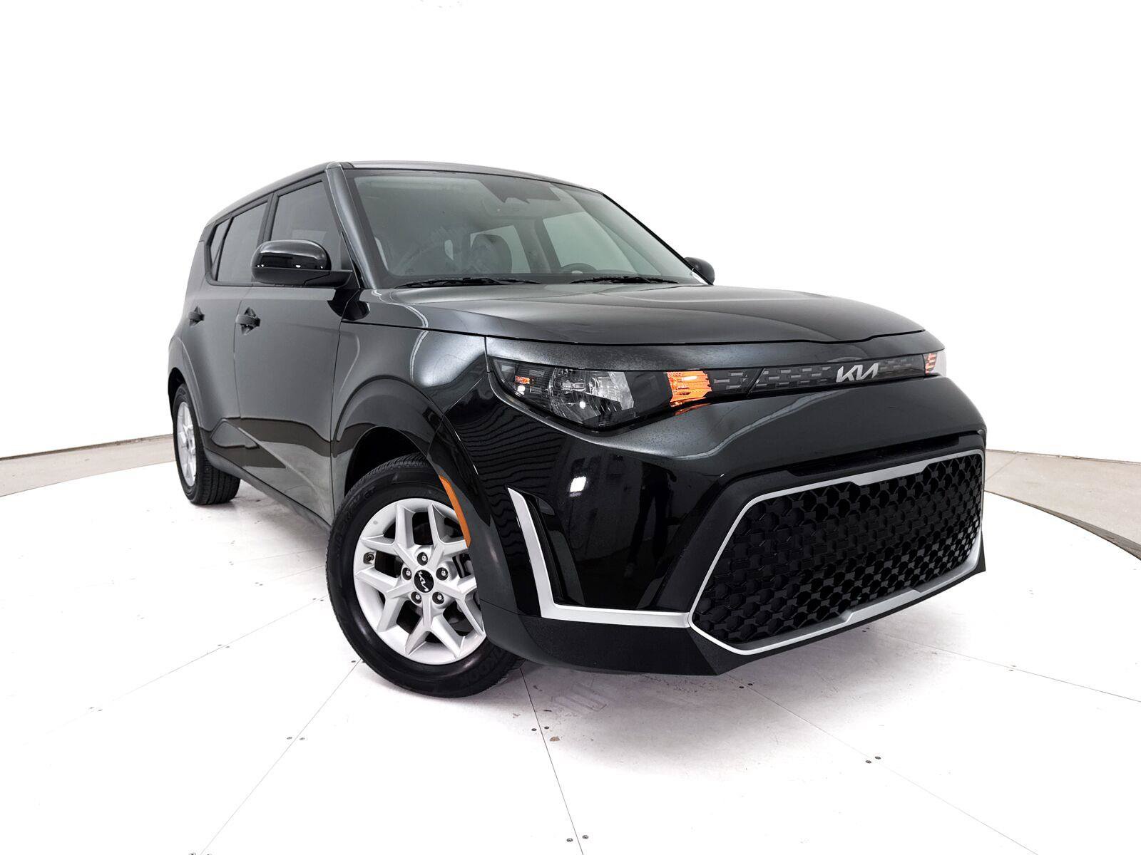 Used 2025 Kia Soul LX w/ LX Technology Package FWD image 1
