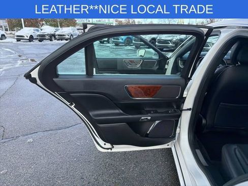 Used 2018 Lincoln Continental Select image 22