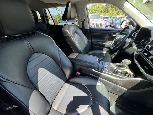 Used 2023 Toyota Highlander XLE AWD/4WD image 27