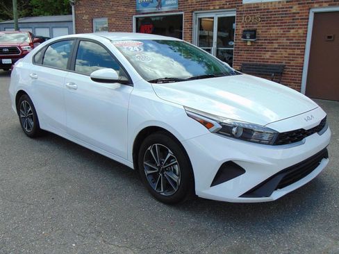 Used 2024 Kia Forte LXS FWD image 3