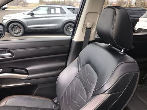 Used 2024 Nissan Pathfinder Platinum FWD image 25
