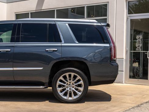 Used 2019 Cadillac Escalade Luxury AWD/4WD image 13