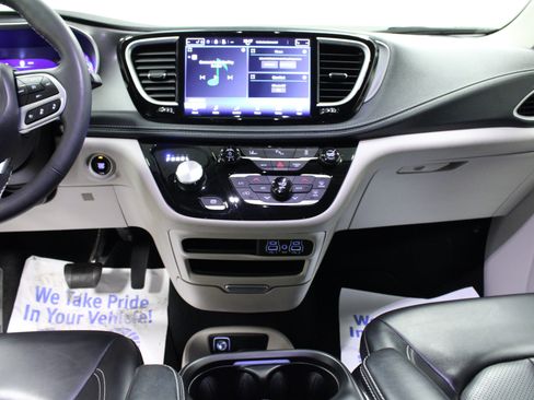 Used 2023 Chrysler Pacifica Touring-L FWD image 19
