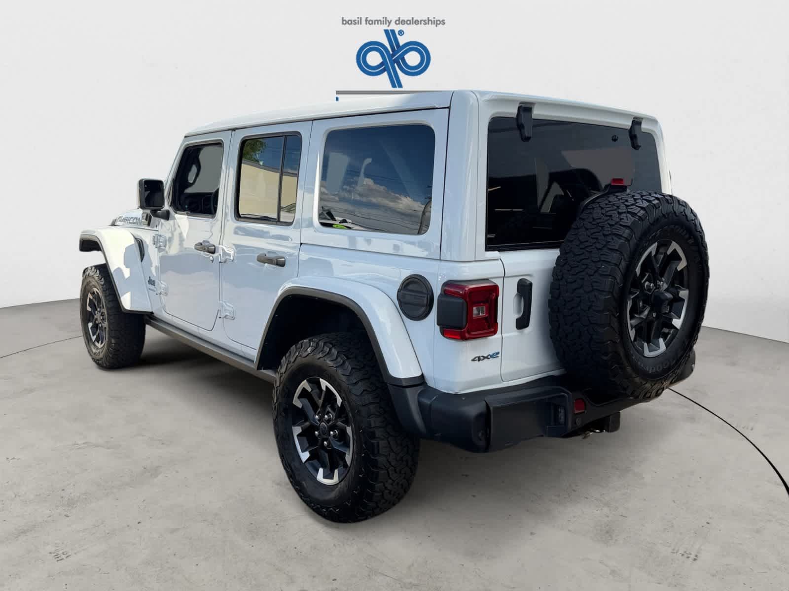 Used 2024 Jeep Wrangler Unlimited Rubicon 4xe AWD/4WD image 4