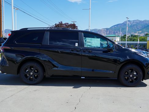 New 2026 Toyota Sienna XLE Woodland Edition AWD/4WD image 9