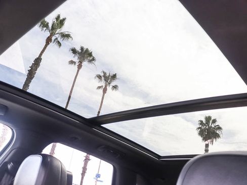 Used 2021 Porsche Cayenne w/ Driver Memory Package image 27