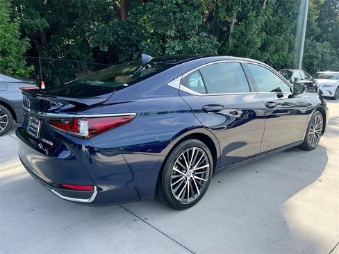 Certified 2025 Lexus ES 300h w/ Premium Package image 7